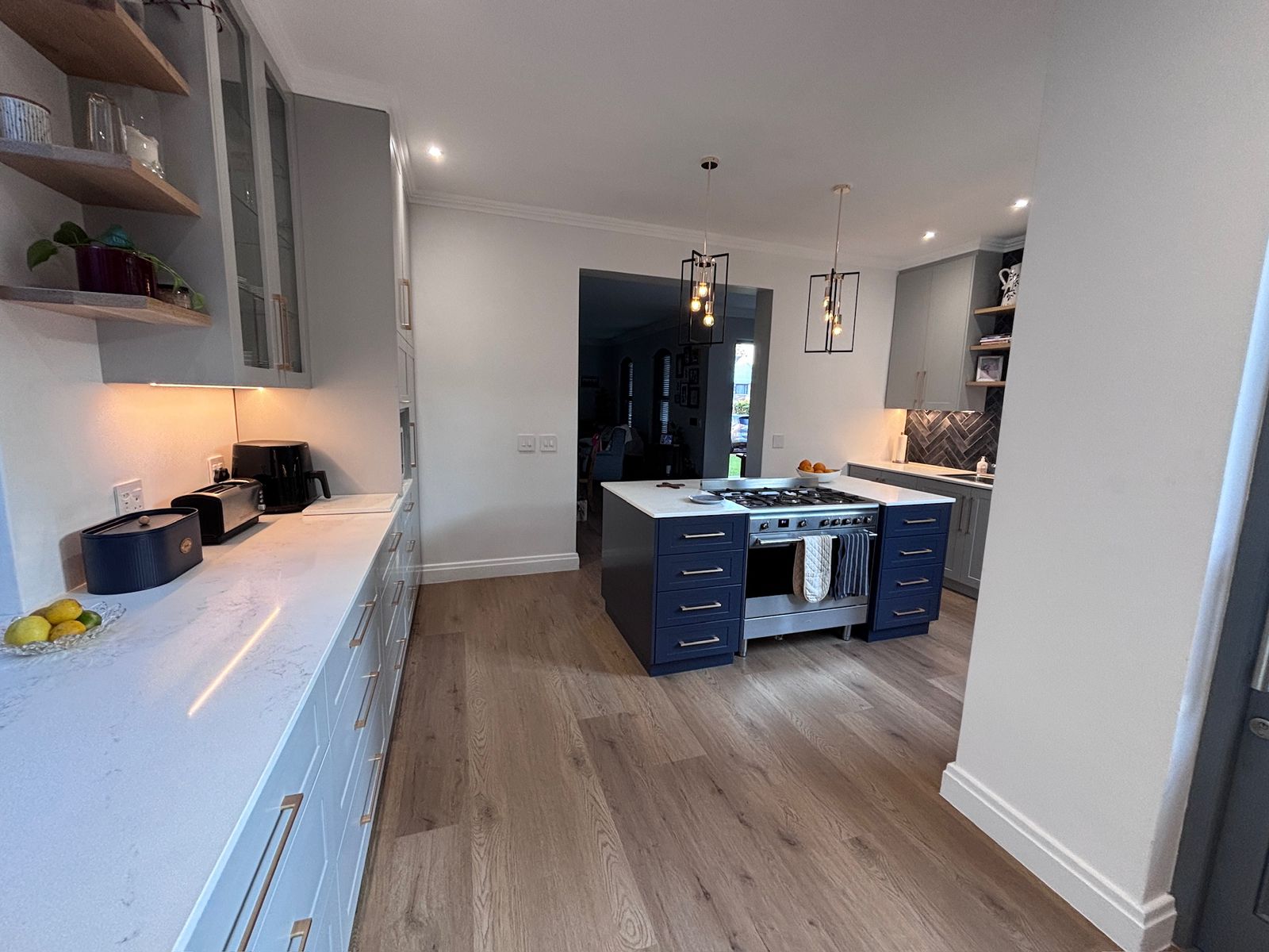 Kitchen with range cooker, cornice detail and wide-plank flooring